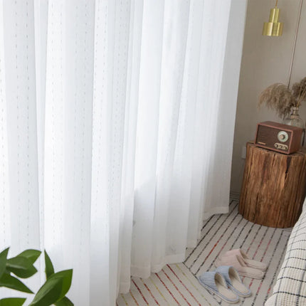 Wit vitrage gordijn met stippenpatroon