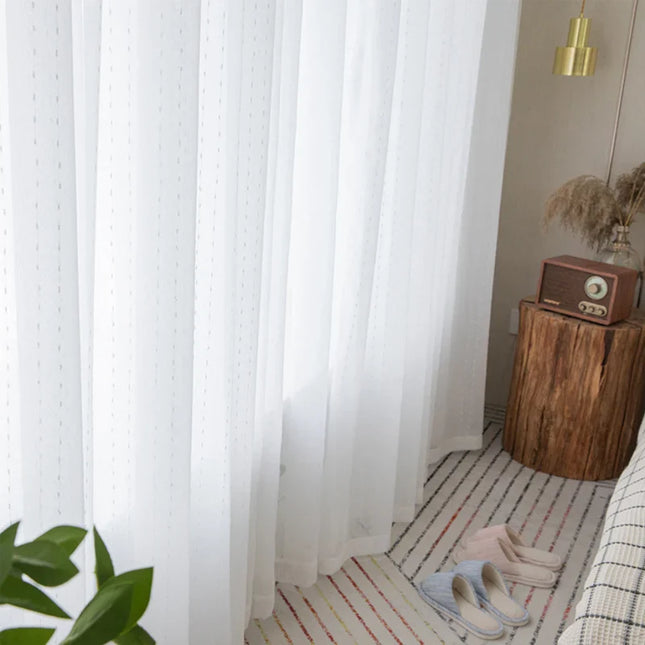 Wit vitrage gordijn met stippenpatroon