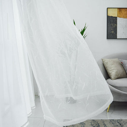 Witte vitrage met geborduurde takjes