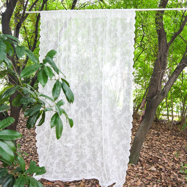 Kanten vitrage met romantisch bloemenpatroon