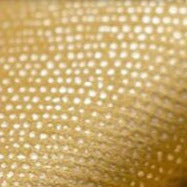 Geel Scandinavisch gordijn met stippenpatroon.