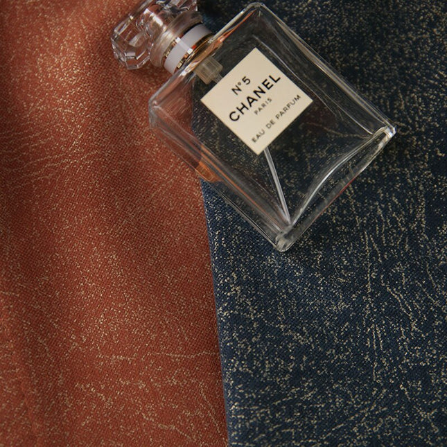 Donkerblauw verduisterend gordijn Cork met goudlook.