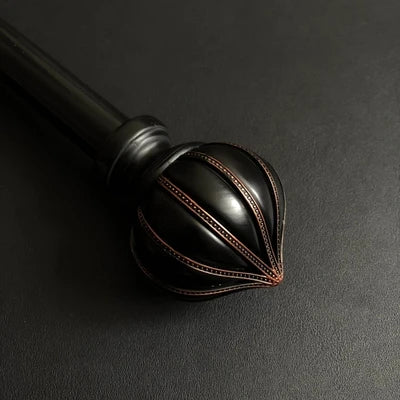 Vintage zwarte gordijnroede met ornament