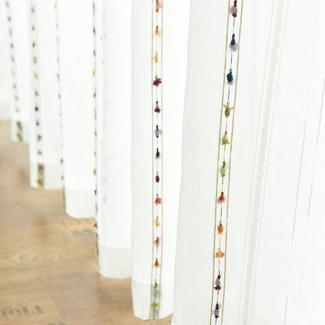 Linnenlook vitrage met gekleurde pompons