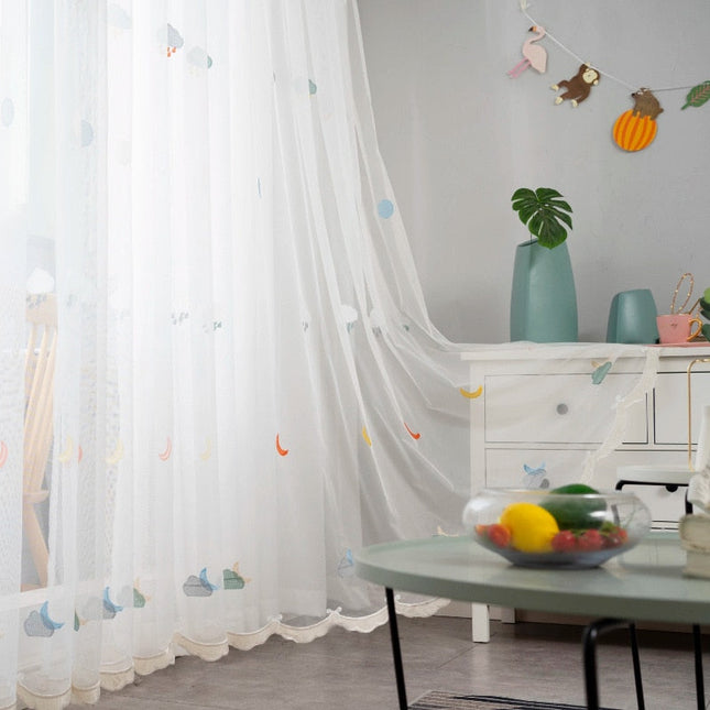 Kinderkamer vitrage met geborduurde figuren