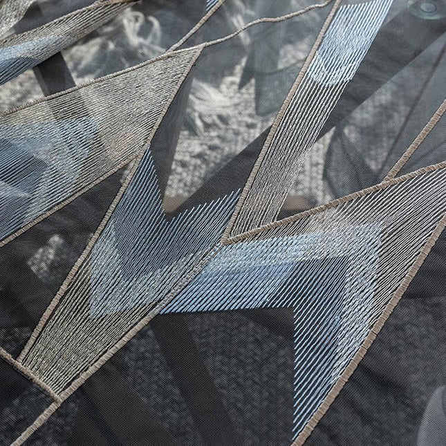 Luxe vitrage met geometrisch borduursel