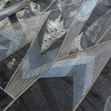 Luxe vitrage met geometrisch borduursel