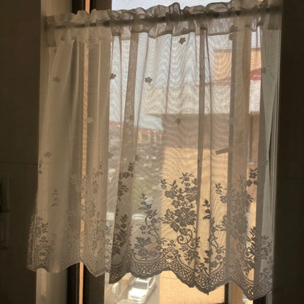 Witte vitrage met subtiel bloemenpatroon