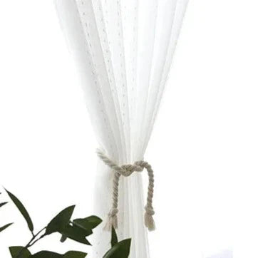 Wit vitrage gordijn met stippenpatroon