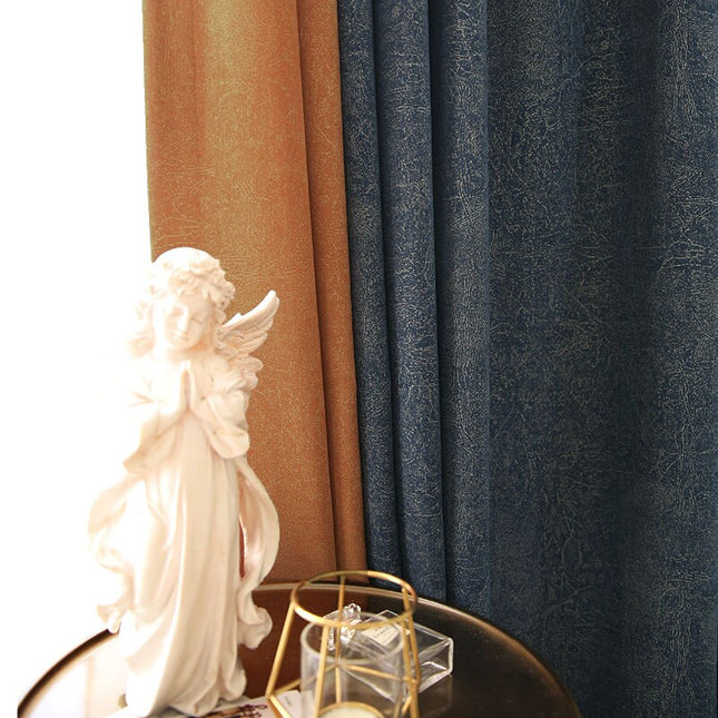 Donkerblauw verduisterend gordijn Cork met goudlook.