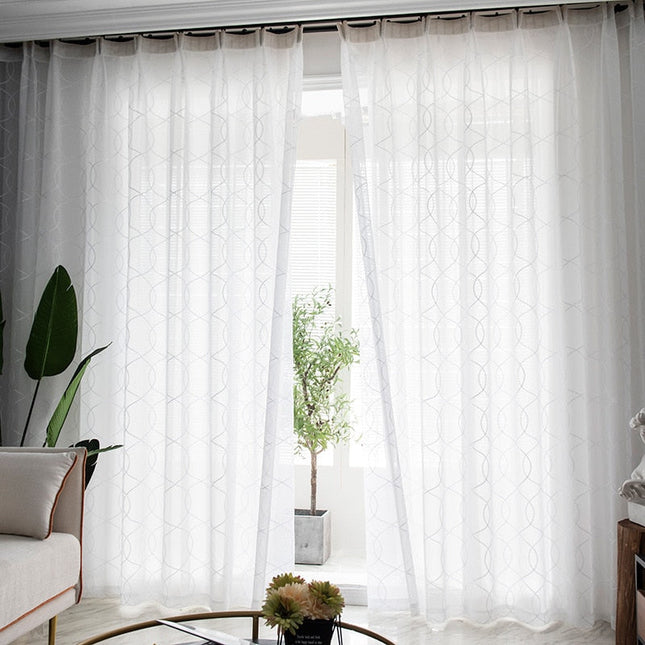Witte vitrage met geometrisch patroon