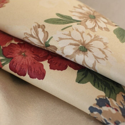 Landelijk verduisterend gordijn Lessaïa met bloemen.