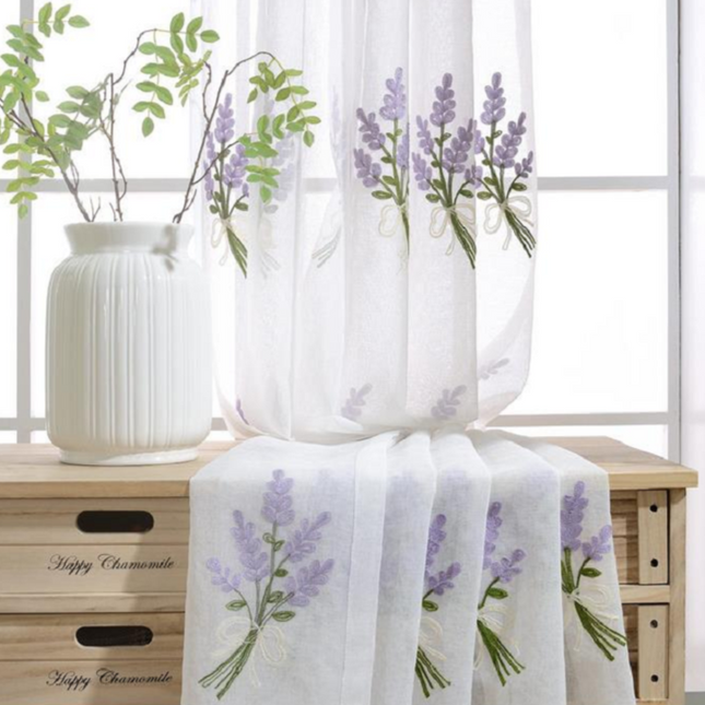 Vitrage gordijn met geborduurde lavendel
