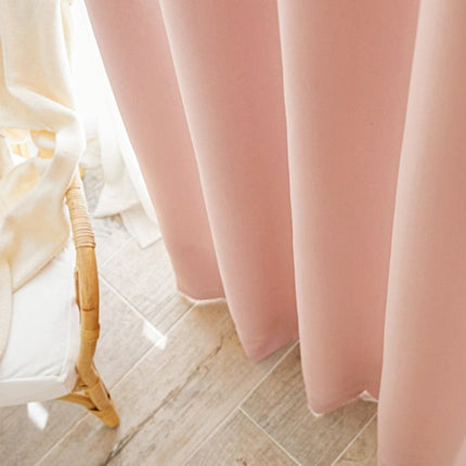 Verduisterend gordijn voor slaapkamer met ringen.