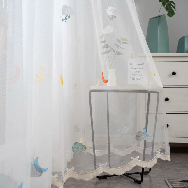 Kinderkamer vitrage met geborduurde figuren