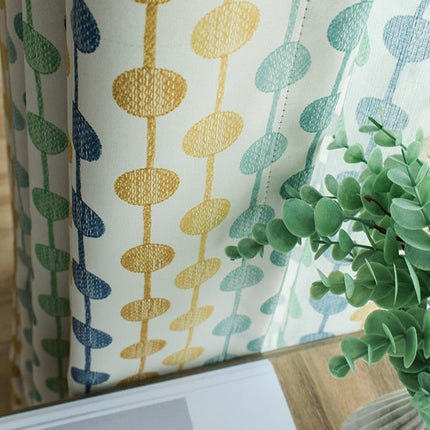 Groen gordijn met geometrisch stippenpatroon