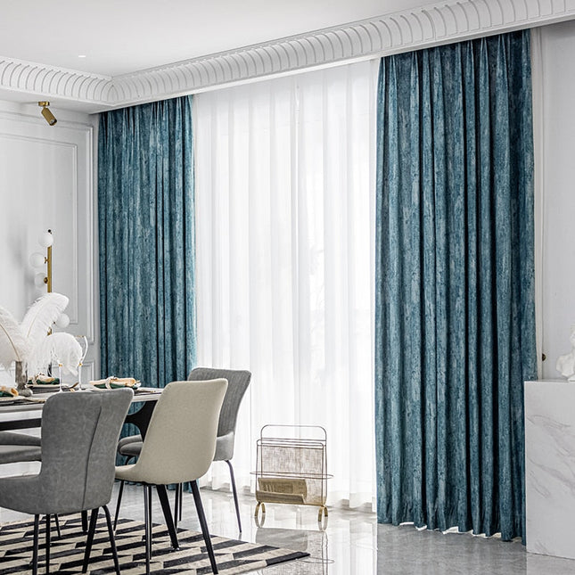 Verduisterend gordijn van blauw chenille