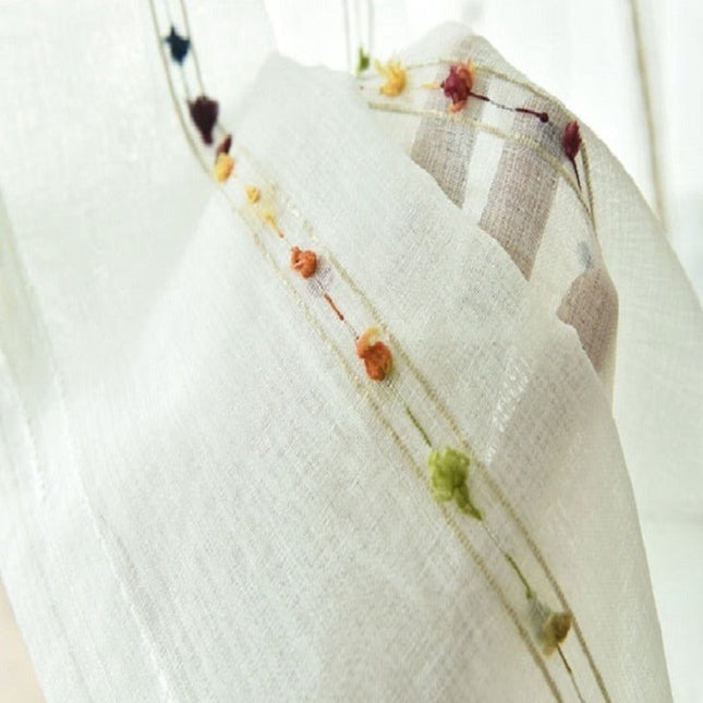 Linnenlook vitrage met gekleurde pompons