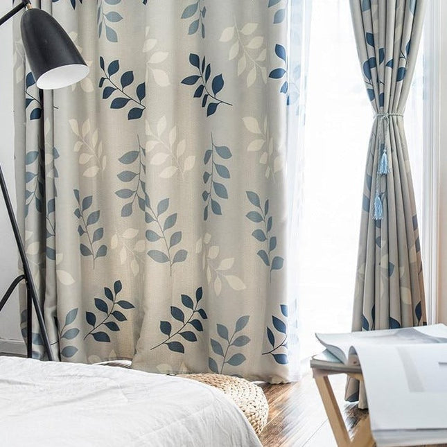 Grijs gordijn met blauw bladeren motief
