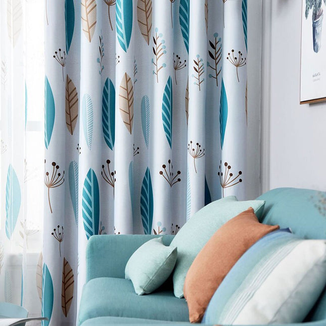 Blauw verduisteringsgordijn met botanisch verenpatroon
