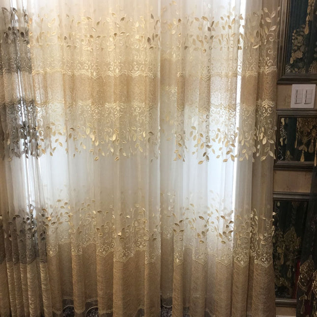 Vitrage met geborduurde gouden bladeren