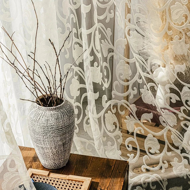 Wit vitrage gordijn met barok patroon