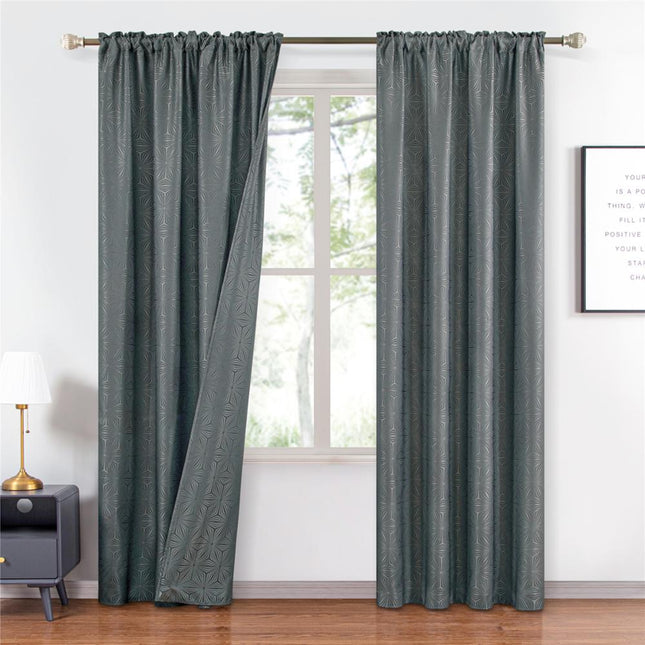 Grijs gordijn met geometrisch stermotief