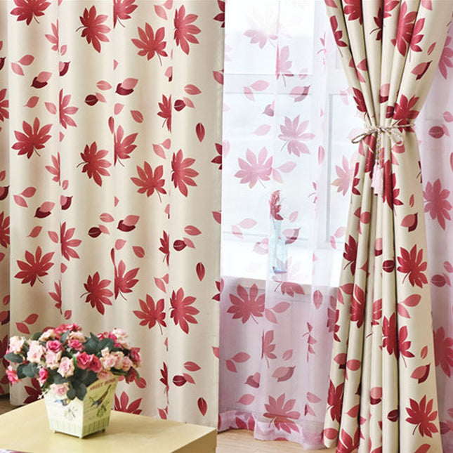 Verduisterend gordijn met rode herfstbladeren