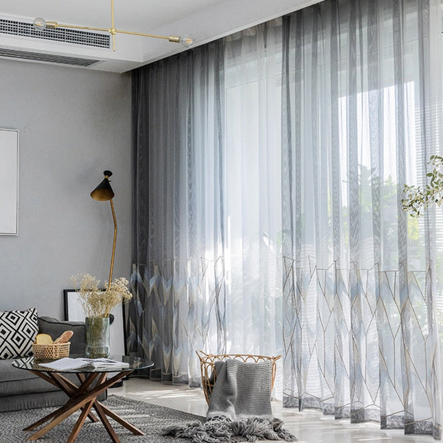 Luxe vitrage met geometrisch borduursel