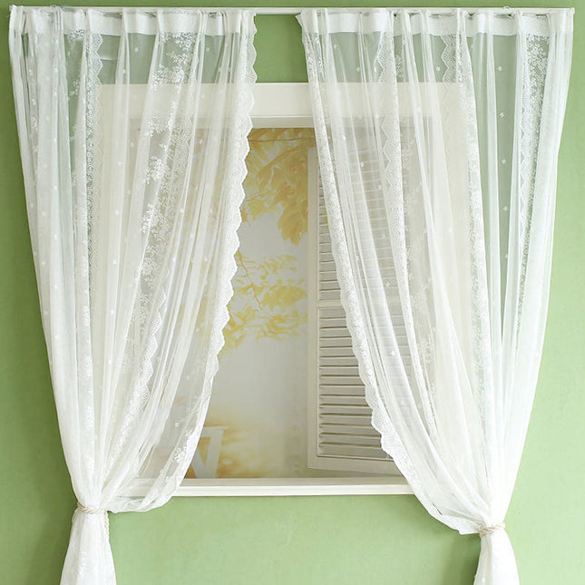 Witte vitrage met romantisch kantpatroon