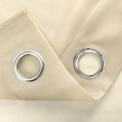 Doorschijnend vitrage gordijn met metalen ringen.