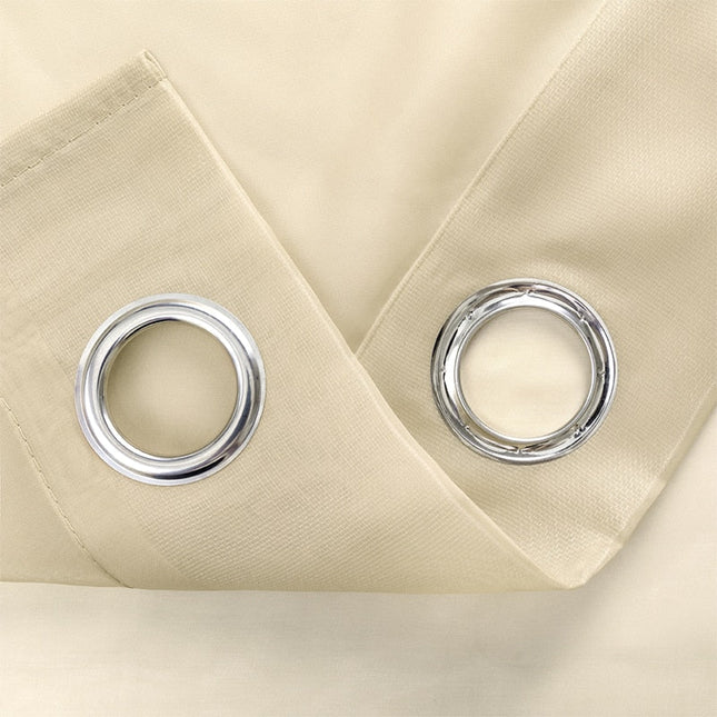 Doorschijnend vitrage gordijn met metalen ringen.