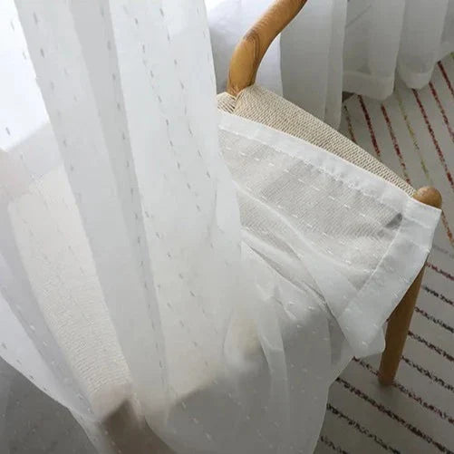 Wit vitrage gordijn met stippenpatroon