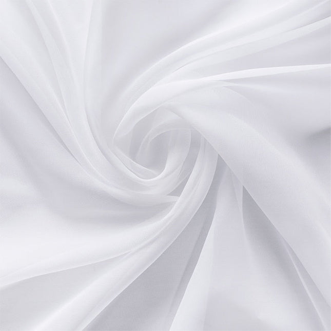 Doorschijnend vitrage gordijn met metalen ringen.