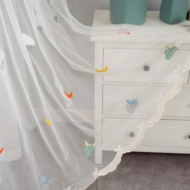 Kinderkamer vitrage met geborduurde figuren