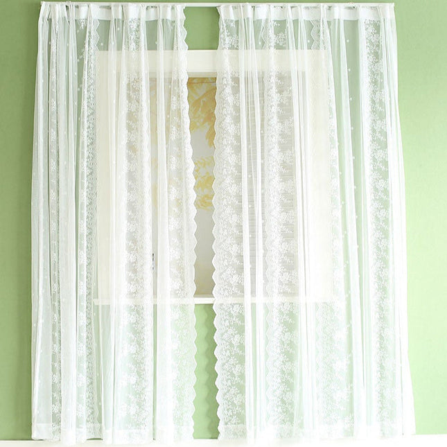 Witte vitrage met romantisch kantpatroon