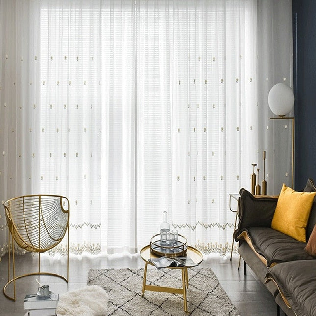 Vitrage met geborduurde kleine bloemetjes