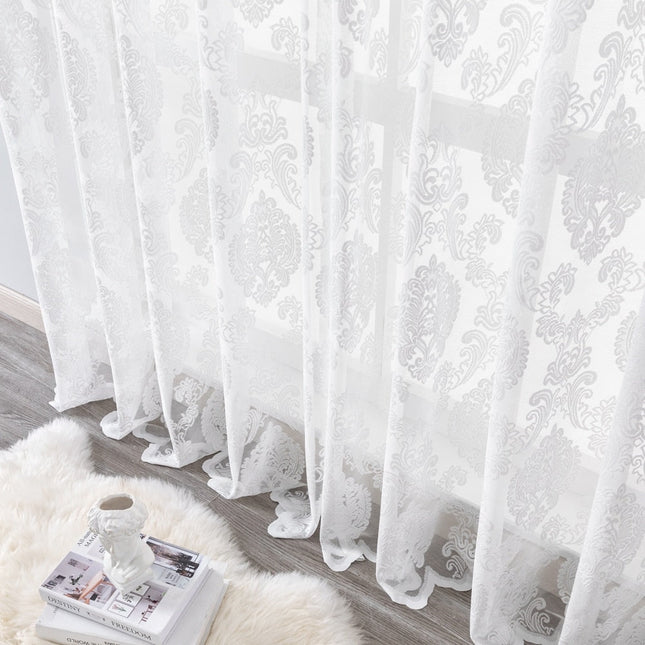 Witte vitrage met barok patroon