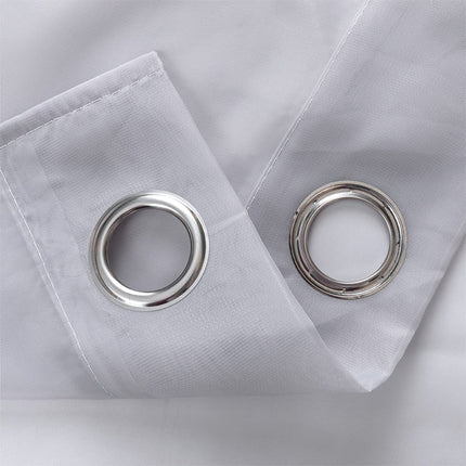 Doorschijnend vitrage gordijn met metalen ringen.