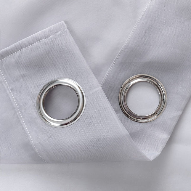 Doorschijnend vitrage gordijn met metalen ringen.