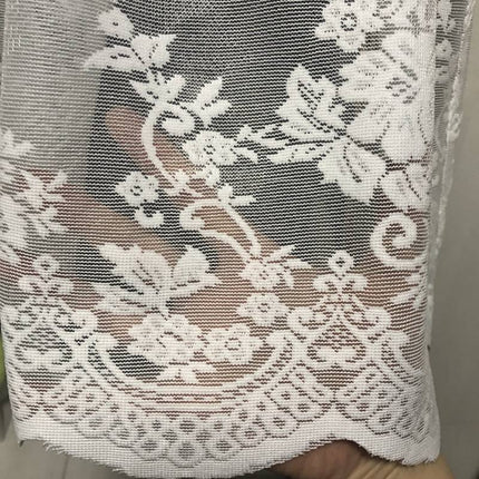 Witte vitrage met subtiel bloemenpatroon