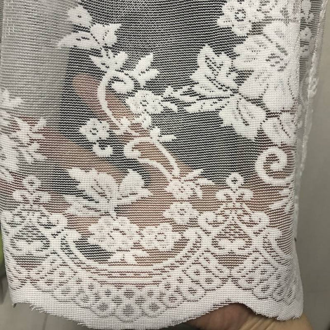 Witte vitrage met subtiel bloemenpatroon