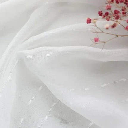 Wit vitrage gordijn met stippenpatroon