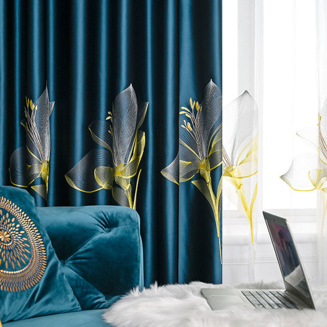 Blauw fluwelen gordijn met borduursel