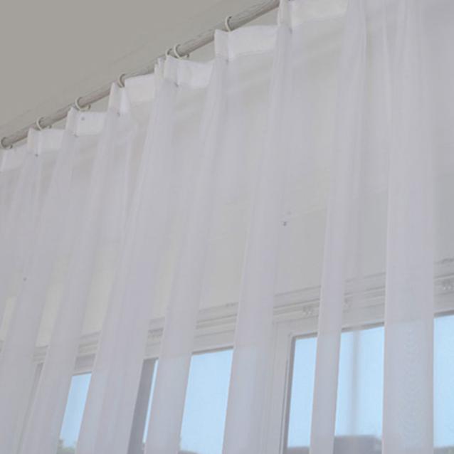 Lichtdoorlatend wit glasgordijn voor woonkamer