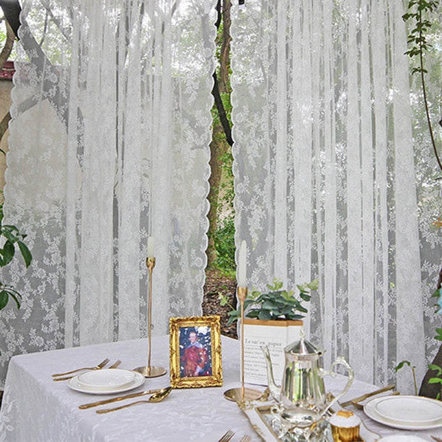 Kanten vitrage met romantisch bloemenpatroon
