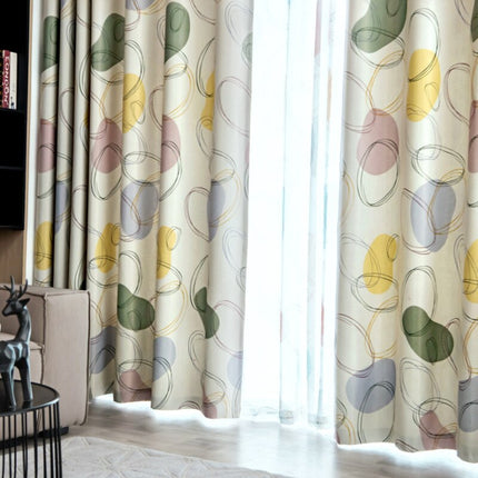 Modern gordijn met groen abstract patroon.