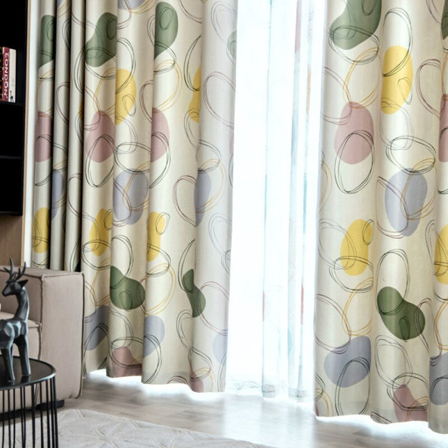 Modern gordijn met groen abstract patroon.