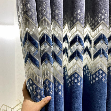 Luxe gordijn met geborduurd azteken patroon