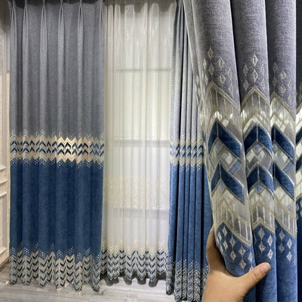 Moderne vitrage met geometrische borduurrand